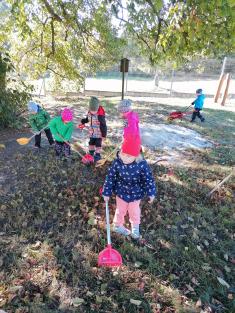 Hrabání listí na školní zahradě