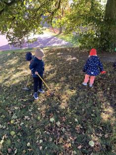 Hrabání listí na školní zahradě