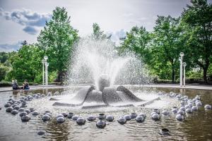 https://pixabay.com/cs/photos/l%C3%A1zn%C4%9B-font%C3%A1na-voda-park-kolon%C3%A1da-3763221/